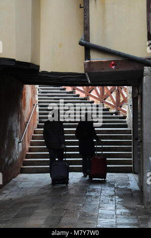Touristen zu Fuß durch die Straßen von Venedig, Italien. Stockfoto