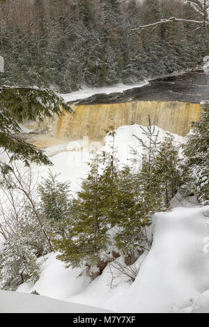 Ein Winter Wunderland umgibt Tahquamenon Falls, einem beliebten Wasserfall in der Oberen Halbinsel von Michigan. Stockfoto