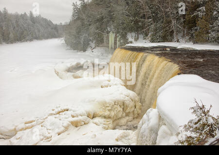 Ein Winter Wunderland umgibt Tahquamenon Falls, einem beliebten Wasserfall in der Oberen Halbinsel von Michigan. Stockfoto