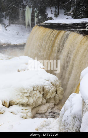 Ein Winter Wunderland umgibt Tahquamenon Falls, einem beliebten Wasserfall in der Oberen Halbinsel von Michigan. Stockfoto