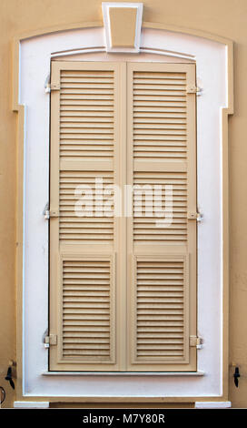 Die klassischen spanischen Fenster durch grünen Türen geschlossen. Stockfoto