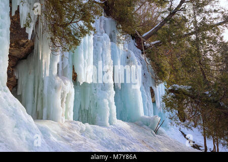 Eishöhlen und Eis Vorhänge Form entlang der dargestellten Felsen escarpment auf Sand Point Road in Munising Michigan. Diese eis Vorhänge sind beliebt für Eis cl Stockfoto