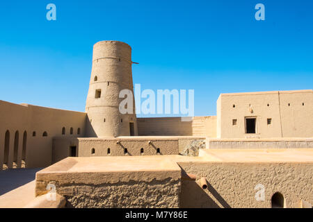 Bahla Fort in der Nähe von Nizwa - Sultanat Oman. Unesco-Weltkulturerbe. Stockfoto