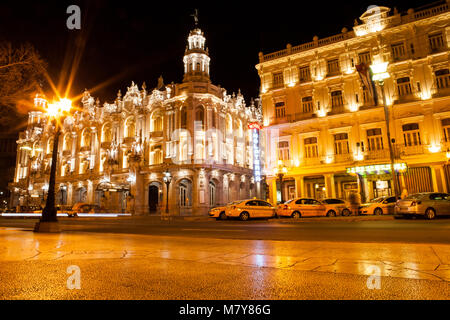 Havanna, Kuba - Dezember 13, 2016: Nachtansicht des Gran Teatro de La Habana (Großes Theater von Havanna) und das berühmte Hotel Inglaterra in der Nähe des Centr Stockfoto