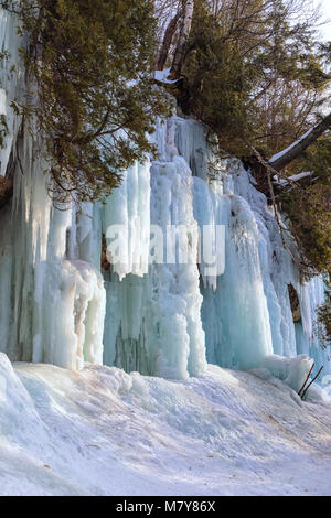 Eishöhlen und Eis Vorhänge Form entlang der dargestellten Felsen escarpment auf Sand Point Road in Munising Michigan. Diese eis Vorhänge sind beliebt für Eis cl Stockfoto