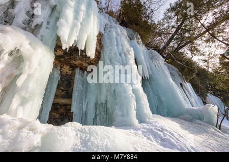 Eishöhlen und Eis Vorhänge Form entlang der dargestellten Felsen escarpment auf Sand Point Road in Munising Michigan. Diese eis Vorhänge sind beliebt für Eis cl Stockfoto