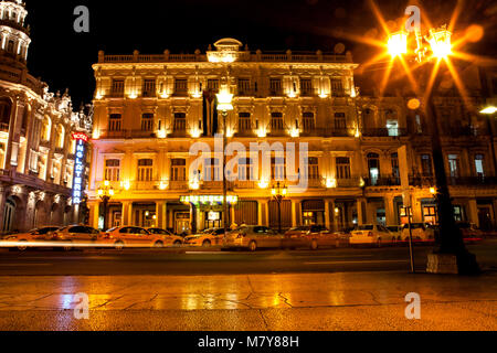 Havanna, Kuba - Dezember 13, 2016: Nachtansicht des Gran Teatro de La Habana (Großes Theater von Havanna) und das berühmte Hotel Inglaterra in der Nähe des Centr Stockfoto