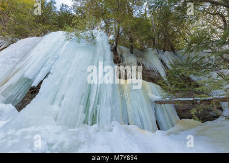 Eishöhlen und Eis Vorhänge Form entlang der dargestellten Felsen escarpment auf Sand Point Road in Munising Michigan. Diese eis Vorhänge sind beliebt für Eis cl Stockfoto