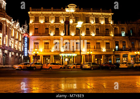 Havanna, Kuba - Dezember 13, 2016: Nachtansicht des Gran Teatro de La Habana (Großes Theater von Havanna) und das berühmte Hotel Inglaterra in der Nähe des Centr Stockfoto