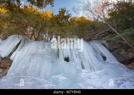 Eishöhlen und Eis Vorhänge Form entlang der dargestellten Felsen escarpment auf Sand Point Road in Munising Michigan. Diese eis Vorhänge sind beliebt für Eis cl Stockfoto