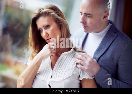 Man tröstende Partner Stockfoto