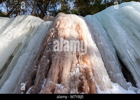 Eishöhlen und Eis Vorhänge Form entlang der dargestellten Felsen escarpment auf Sand Point Road in Munising Michigan. Diese eis Vorhänge sind beliebt für Eis cl Stockfoto