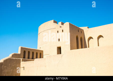 Bahla Fort in der Nähe von Nizwa - Sultanat Oman. Unesco-Weltkulturerbe. Stockfoto