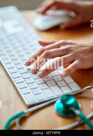 Nahaufnahme von Tastatur und Stethoskop Stockfoto