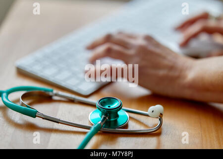 Nahaufnahme von Tastatur und Stethoskop Stockfoto