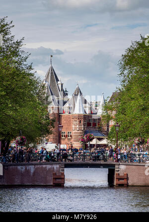 Blick über Kloveniersburgwal zur Waag, Amsterdam, Noord-Holland, Niederlande Stockfoto