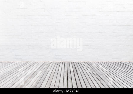 Außen braun Holzterrasse Fußboden und weißen Wand. Abstrakte Dekoration wand Textur und Hintergrund. Für Tapeten Design und Hintergrund Stockfoto