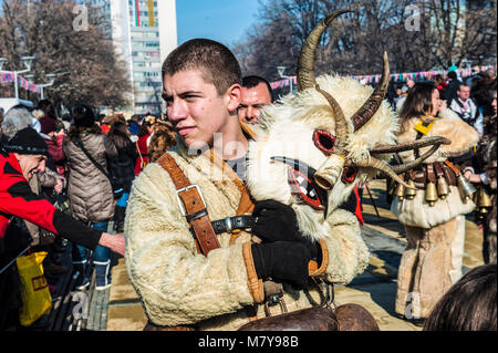 Highlights des Festivals Surva Pernik (in der Nähe von Sofia, Bulgarien), die wichtigsten Parade der Balkan Masken, inspiriert von der Tradition des kukeri, verschleiert, dass die bösen Geister zu erschrecken. Stockfoto