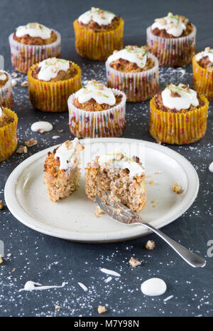 Hausgemachte Karotte und Kokos Muffins. Stockfoto