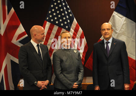 Us-Außenministerin Hillary Clinton (C), dem Vereinigten Königreich Außenminister William Hague (L) und der französische Außenminister Alain Juppé eine trilaterale Sitzung am Sitz der Vereinten Nationen am 31. Januar besuchen, 2012 in New York City Credit: Dennis Van Tine/MediaPunch Stockfoto