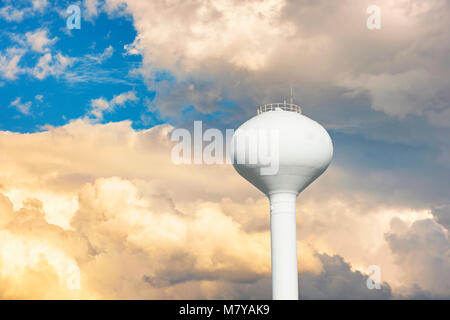 Wasser turm gegen einen bewölkten Himmel. Stockfoto