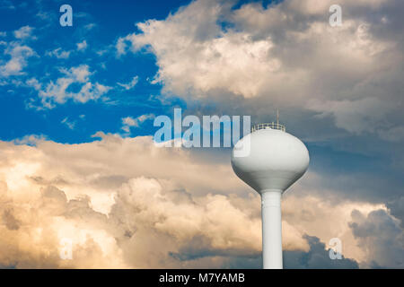 Wasser turm gegen einen bewölkten Himmel. Stockfoto