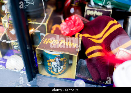 The Shambles, York 16. Februar 2018. J K Rowlings Harry Potter merchandise einschließlich einer Tasse und Hut in der Harry Potter Plattform neun und drei Quart Stockfoto