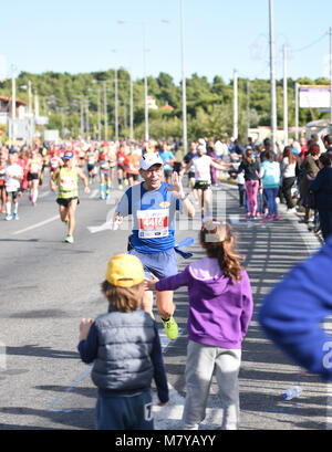 Athen, Griechenland - NOV. 13-2016: 34 nd Athen Classic Marathon. Über 50.000 Athleten aus Dutzenden von Ländern nahmen an der klassischen authentischen Marathon, N Stockfoto