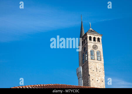 Minarett der Gazi Husrev Beg-moschee Moschee neben der Uhrturm von Sarajevo Basar, in Bosnien und Herzegowina Bild der Gazi-Husrev Bey Moschee, nex Stockfoto