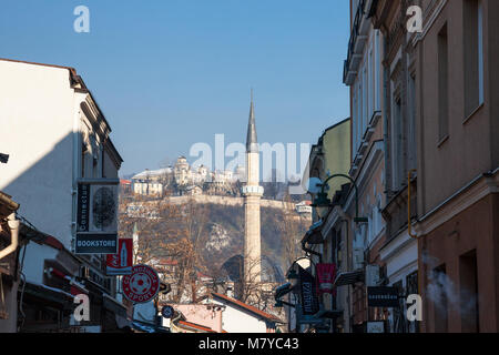 SARAJEVO, BOSNIEN UND HERZEGOWINA - 16. FEBRUAR 2018: Moschee Minarett in der bascarsija Bezirk im Winter. Bascarsija ist das Symbol von Sarajevo, mit Stockfoto