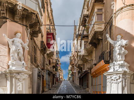 Die Statuen des Hl. Johannes (San Gwann) und St. Paulus (San Pawl), San Gwann Street, Valletta, Malta. Stockfoto