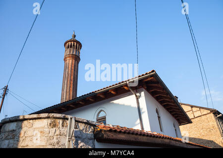 Alte Moschee mit einem Minarett im älteren Teil von Sarajevo, Hauptstadt von Bosnien und Herzegowina übernommen. Das Zentrum der Stadt ist berühmt für ihre Stockfoto