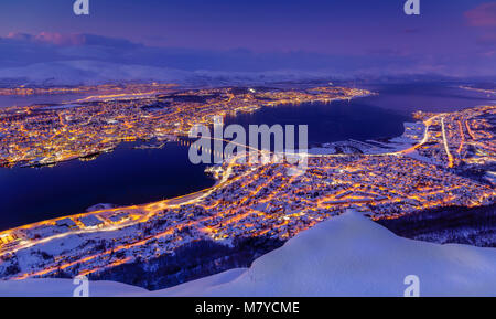 Blick über die Stadt Tromsö in Nordnorwegen im Winter. Stockfoto