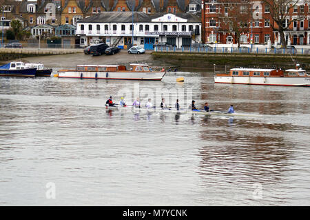 Männer rudern acht auf der Themse in Putney, London Stockfoto