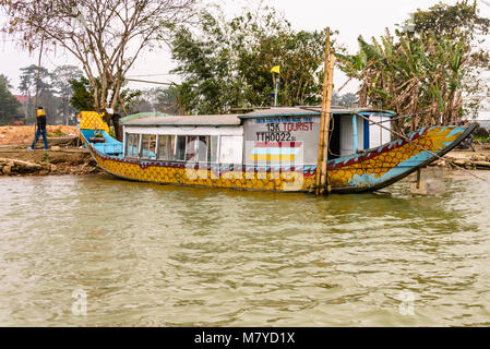 Drachenboot die von Touristen auf der Bank auf den Perfume River und Hue, Vietnam gemietet werden. Stockfoto