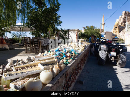 Chavushin, Türkei, 3. September 2017: Souvenirs zum Verkauf liegen auf dem Zähler. Stockfoto