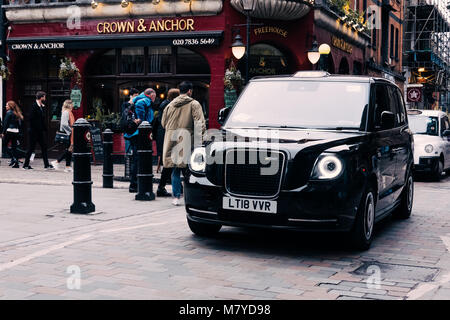 Neue elektrische LEVC TX London black cab auf einer Straße in Covent Garden, London, UK. Erste elektrische Taxis begann in London im Januar 2018. Stockfoto