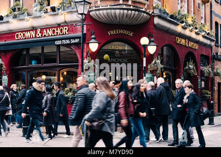 Die Menschen wandern vor Crown & Anchor Pub in Covent Garden, London, UK. Stockfoto