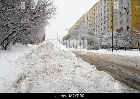 Moskau, Russland, 31. Januar 2018: Eine ältere Frau will die Straße überqueren. Stockfoto