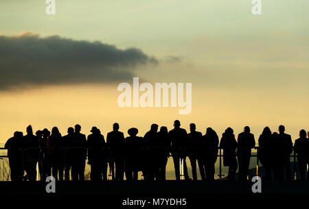 Racegoers in Silhouette während Meister Tag der Cheltenham Festival 2018 in Cheltenham Racecourse. PRESS ASSOCIATION Foto. Bild Datum: Dienstag, 13. März 2018. Siehe PA Geschichte RACING Cheltenham. Photo Credit: Tim Goode/PA-Kabel. Einschränkungen: Die redaktionelle Nutzung nur, eine kommerzielle Nutzung ist nur nach vorheriger Erlaubnis des Jockey Club/Cheltenham Racecourse. Stockfoto