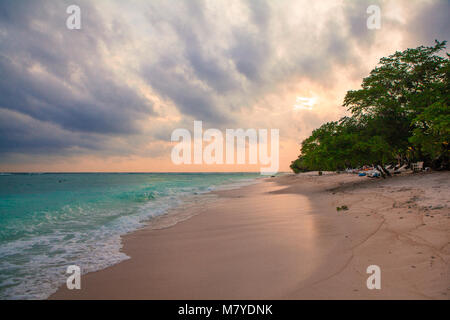 Himmlische Strand menschenleer, mit türkisfarbenem Wasser und rosa Himmel bei Sonnenuntergang Stockfoto