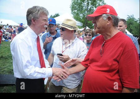 Der republikanische Präsidentschaftskandidat Herman Kain und John Bolton, ehemaliger US-Botschafter bei den Vereinten Nationen, sprechen bei der Kundgebung der "Energy Independence Day Tea Party' auf Independence Mall in Philadelphia, Pennsylvania. Montag, Juli 4, 2011. Credit: Dennis Van Tine/MediaPunch Stockfoto