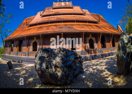 CHIANG RAI, THAILAND - Februar 01, 2018: Die Schöne im Blick auf das Schwarze Haus oder Baandam Museum Dach Aussicht, mit riesigen Felsen vor Stockfoto