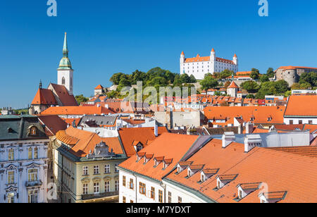 Blick auf Altstadt in Bratislava Stadt, Schloss und Kathedrale Saint Martin, Bratislava, Slowakei Stockfoto