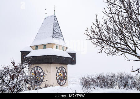 Schnee bedeckt Uhrturm Uhrturm Wahrzeichen der Stadt Graz auf Hill Schlossberg im Winter Stockfoto