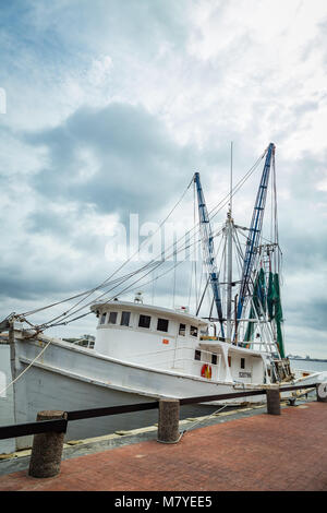 SAVANNAH, Georgia - 1. MÄRZ 2018: ein krabbenkutter ist bis auf die River Street Dock auf den Savannah River gebunden. Stockfoto