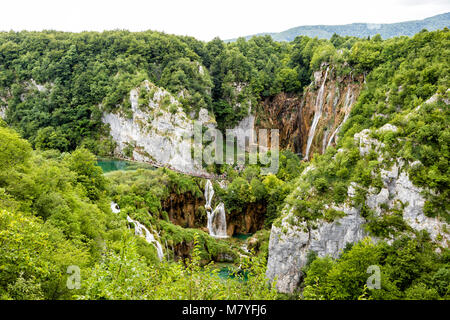 Plitvice, Kroatien, 13. Juli 2017: atemberaubende Aussicht auf das Tal mit vielen Wasserfälle im Nationalpark Plitvicer Seen im Sommer in Kroatien Stockfoto