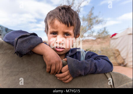 Jungen Beduinen Junge mit seiner Familie an der Grenze zu Jordanien und Saudi-Arabien. Stockfoto