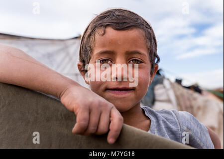 Jungen Beduinen Junge mit seiner Familie an der Grenze zu Jordanien und Saudi-Arabien. Stockfoto