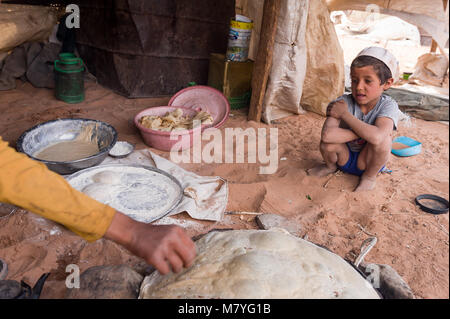 Jungen Beduinen Junge mit seiner Familie an der Grenze zu Jordanien und Saudi-Arabien. Stockfoto